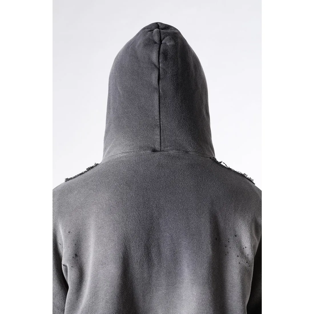 SAINT Mxxxxxx DBL FACE ZIP UP HOODIE/CHARCOAL Double-layer destroyed waffle zipper jacket, washed black S-XL, a style that has been used in the summer. After continuous fine polishing, it has finally been shipped. The finished product is simply a work of art. Super heavy washing to make the weather look old. Multiple water fades. Excessive manual wormhole damage processing. Deconstruction and reorganization embroidery technology. Custom-made zipper with LOGO. The color details of the zipper webbing are also correct. Original grade fruit main label and wash water label. Top purchasing grade. A layer of waffle fabric is added to the inner lining to make the overall texture stronger and increase the comfort and warmth of the wearer.